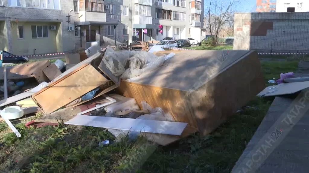 Холодильники, стиральные машины и шкафы полетели с балконов в Казани