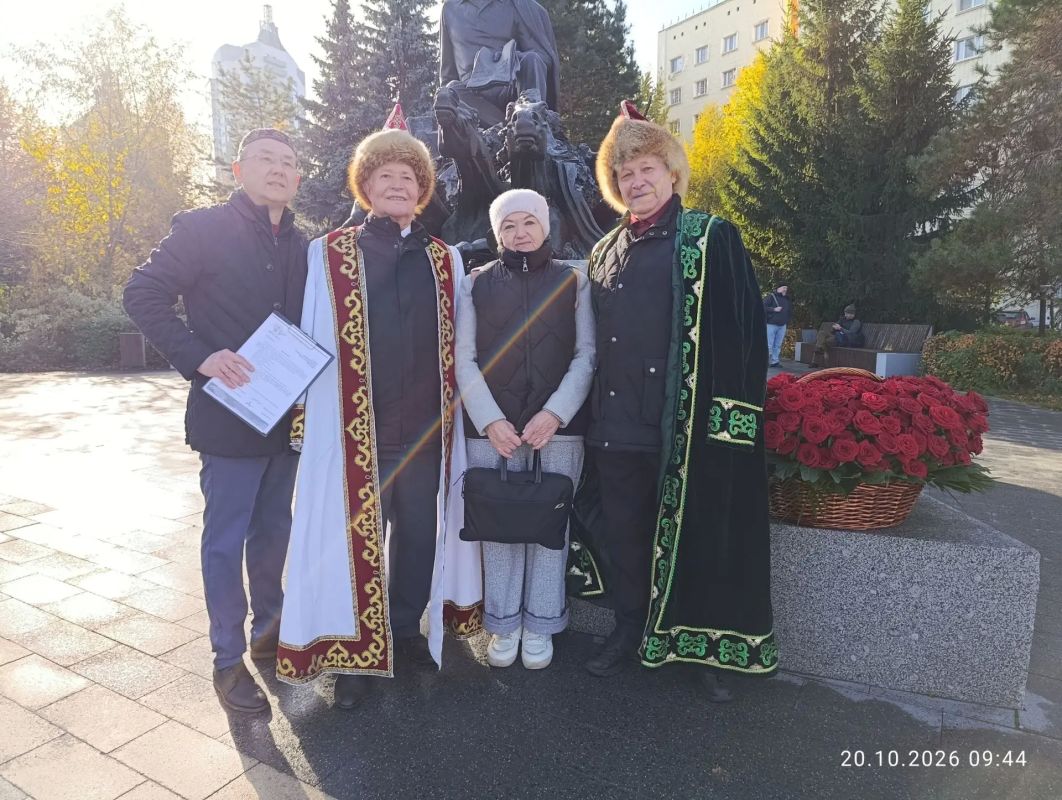 В Казани к 107-летию со дня рождения башкирского народного поэта и писателя Мустая Карима прошёл литературный митинг-концерт и церемония возложения цветов к памятнику поэта В Казани к 107-летию со дня рождения башкирского народного поэта и писателя Мустая Карима прошёл литературный митинг-концерт и церемония возложения цветов к памятнику поэта