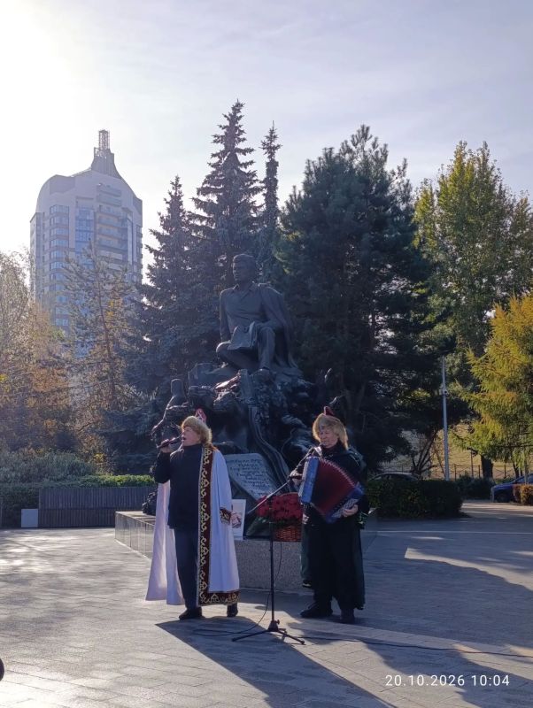 В Казани к 107-летию со дня рождения башкирского народного поэта и писателя Мустая Карима прошёл литературный митинг-концерт и церемония возложения цветов к памятнику поэта В Казани к 107-летию со дня рождения башкирского народного поэта и писателя Мустая Карима прошёл литературный митинг-концерт и церемония возложения цветов к памятнику поэта