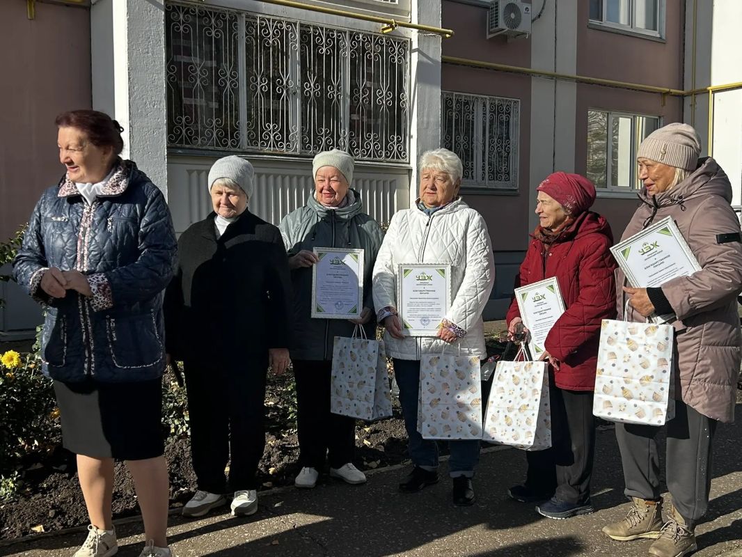 В Нижнекамске жильцы Менделеева, 25 закрыли цветочный сезон В Нижнекамске жильцы Менделеева, 25 закрыли цветочный сезон