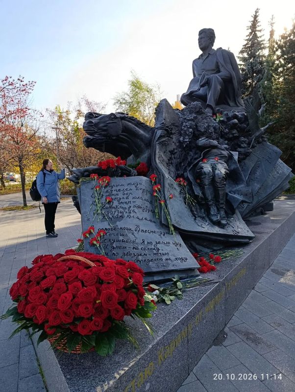 В Казани к 107-летию со дня рождения башкирского народного поэта и писателя Мустая Карима прошёл литературный митинг-концерт и церемония возложения цветов к памятнику поэта