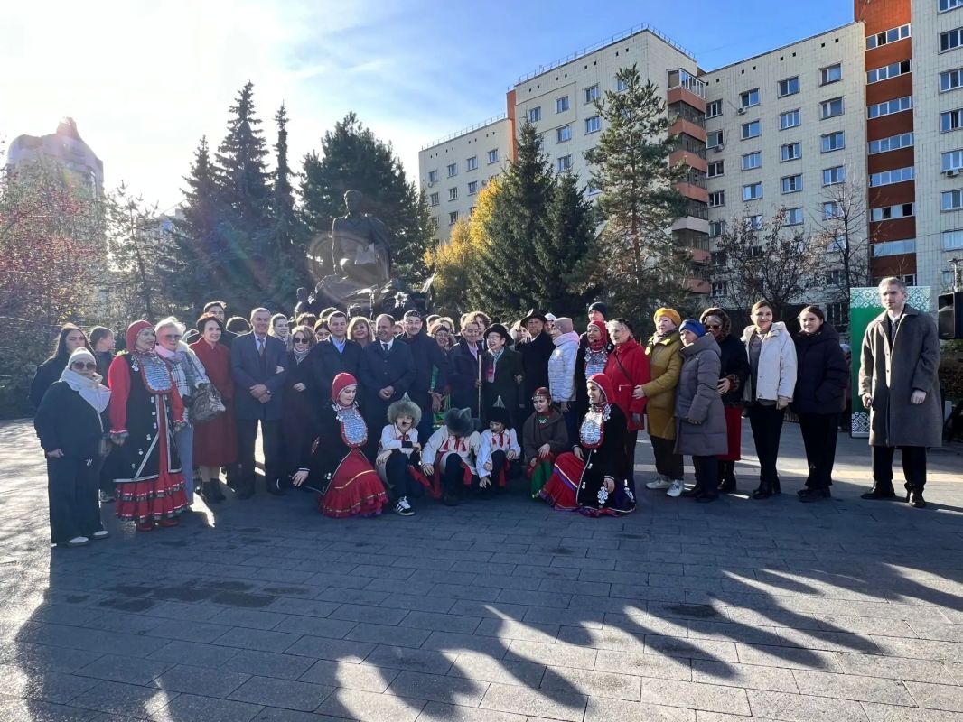 В Казани к 107-летию со дня рождения башкирского народного поэта и писателя Мустая Карима прошёл литературный митинг-концерт и церемония возложения цветов к памятнику поэта В Казани к 107-летию со дня рождения башкирского народного поэта и писателя Мустая Карима прошёл литературный митинг-концерт и церемония возложения цветов к памятнику поэта