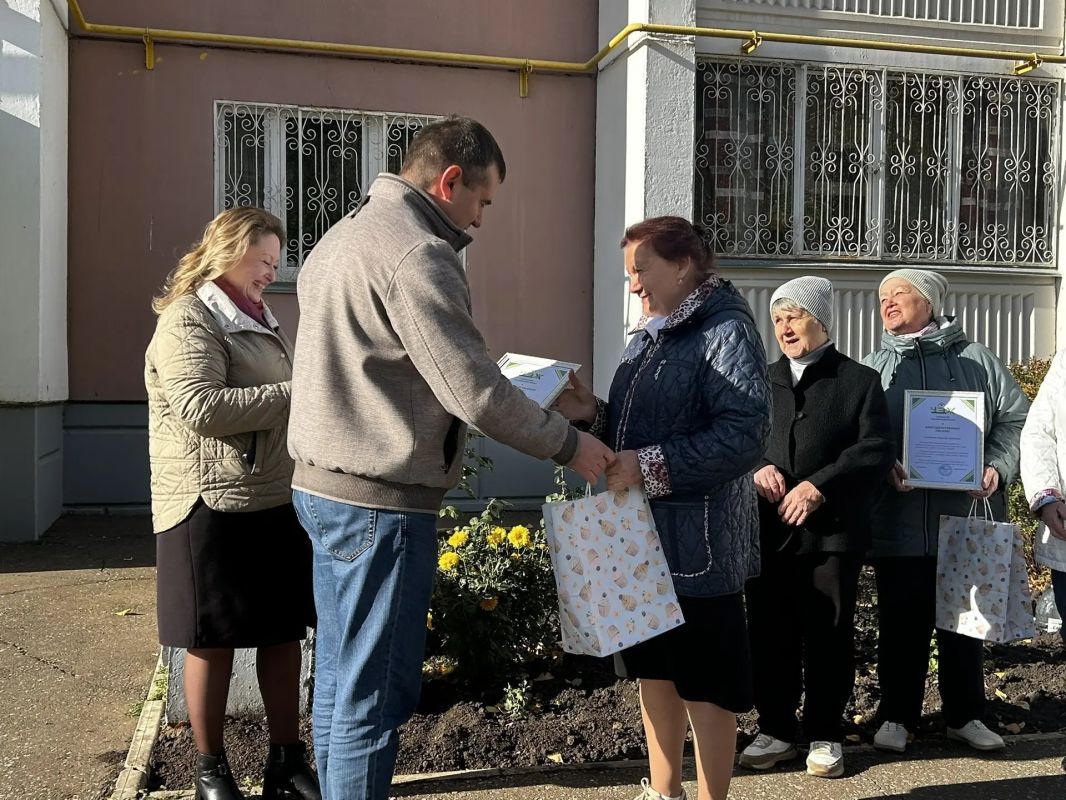В Нижнекамске жильцы Менделеева, 25 закрыли цветочный сезон В Нижнекамске жильцы Менделеева, 25 закрыли цветочный сезон