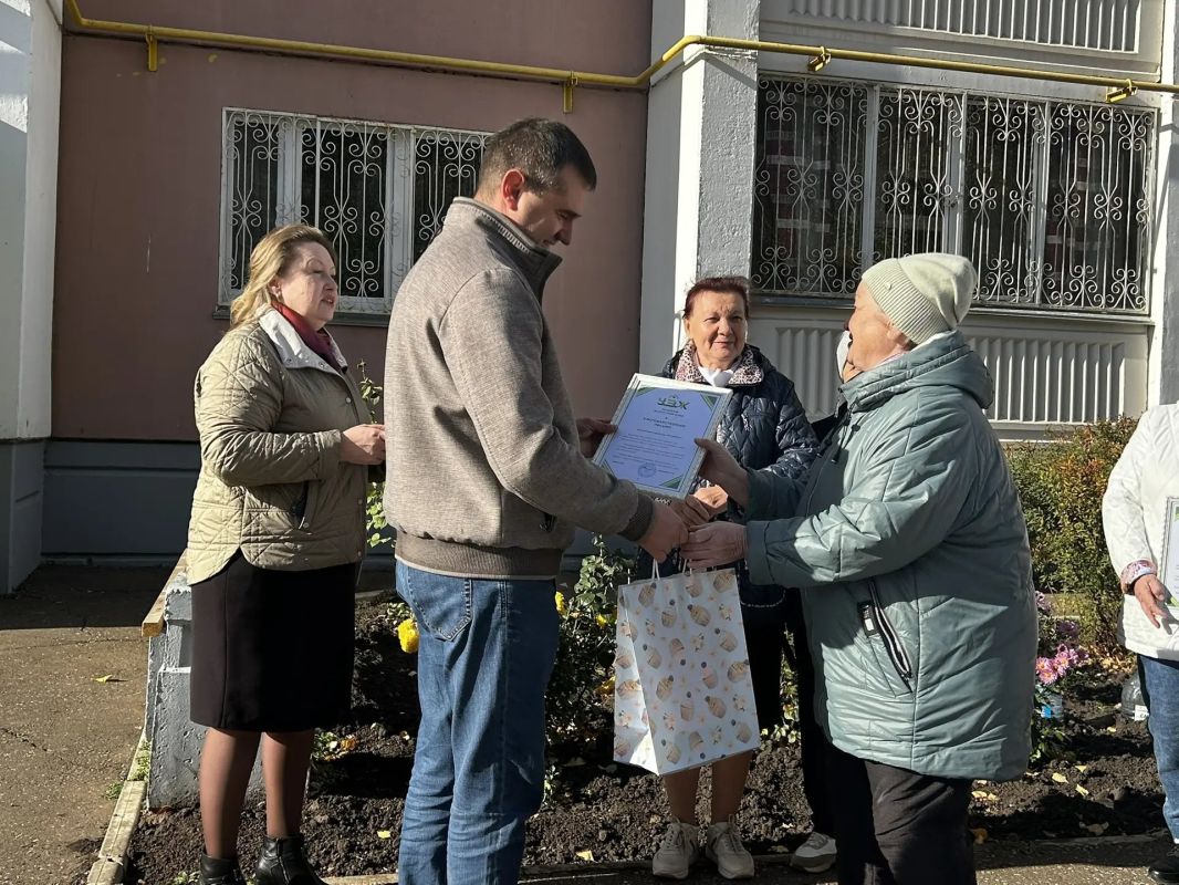 В Нижнекамске жильцы Менделеева, 25 закрыли цветочный сезон В Нижнекамске жильцы Менделеева, 25 закрыли цветочный сезон