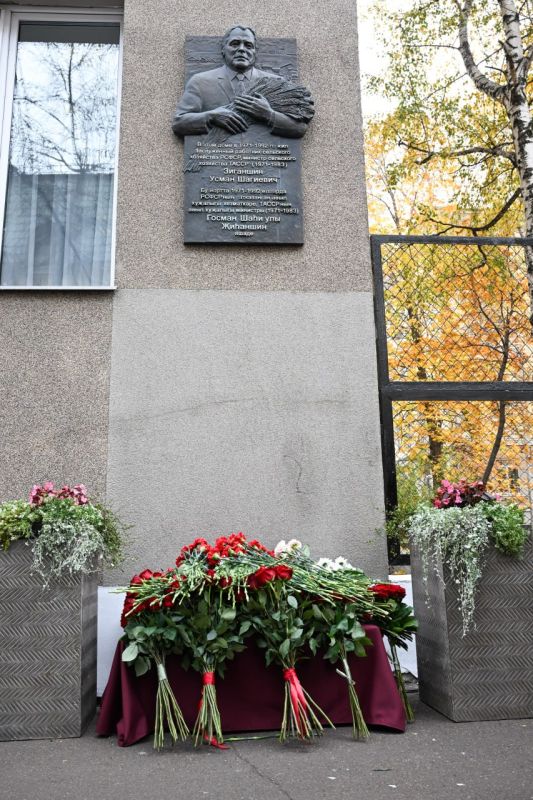 Рустам Минниханов принял участие в открытии мемориальной доски Усману Зиганшину, который возглавлял Министерство сельского хозяйства республики в 1971–1983 годах Рустам Минниханов принял участие в открытии мемориальной доски Усману Зиганшину, который возглавлял Министерство сельского хозяйства республики в 1971–1983 годах