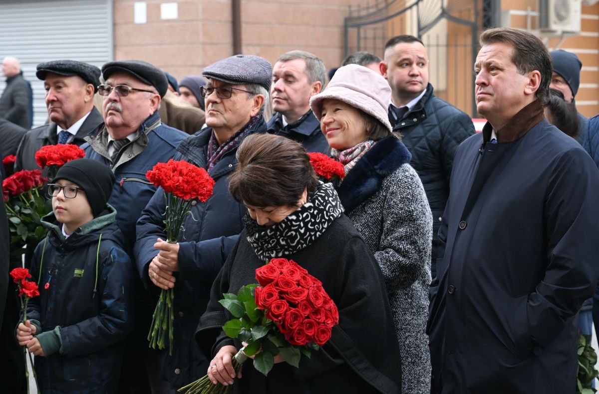 В Казани с участием Рустама Минниханова открыли мемориальную доску Заслуженному работнику сельскому хозяйства РСФСР Усману Зиганшину В Казани с участием Рустама Минниханова открыли мемориальную доску Заслуженному работнику сельскому хозяйства РСФСР Усману Зиганшину