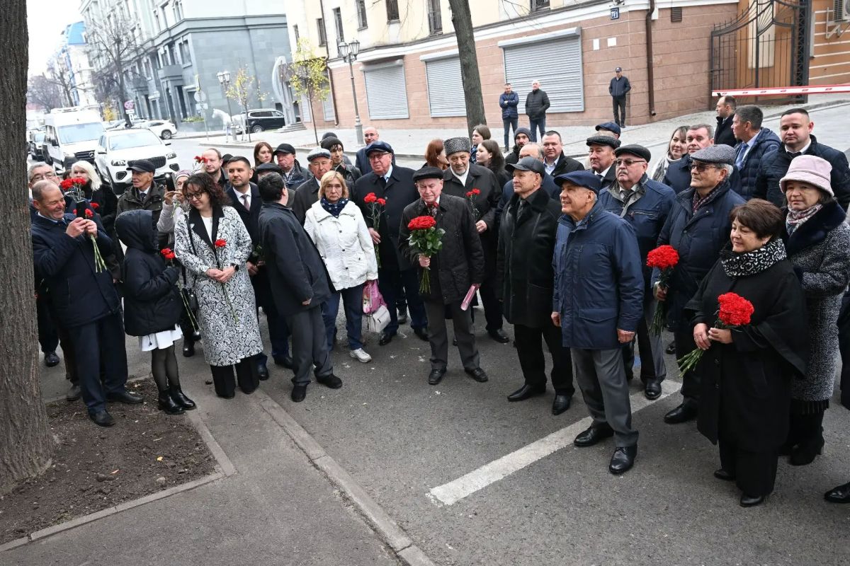 В Казани открыли мемориальную доску Усману Зиганшину В Казани открыли мемориальную доску Усману Зиганшину