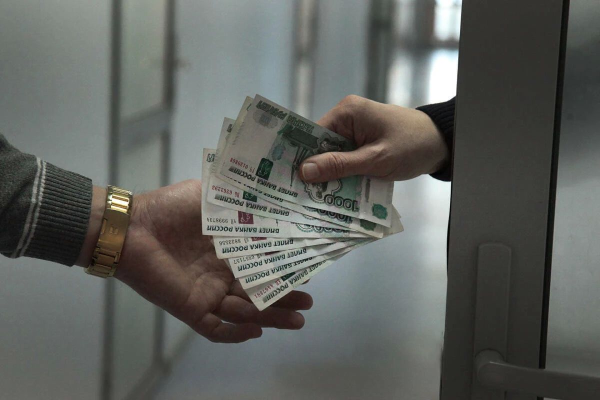 Контракты с родственниками, двойная оплата фильмов, невыполнимые условия для поставщиков: как проявляется коррупция в РТ