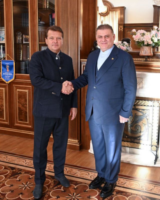 Ильсур Метшин обсудил с новым генконсулом Ирана Мохаммадом Босраи возобновление прямых авиарейсов из Казани Ильсур Метшин обсудил с новым генконсулом Ирана Мохаммадом Босраи возобновление прямых авиарейсов из Казани