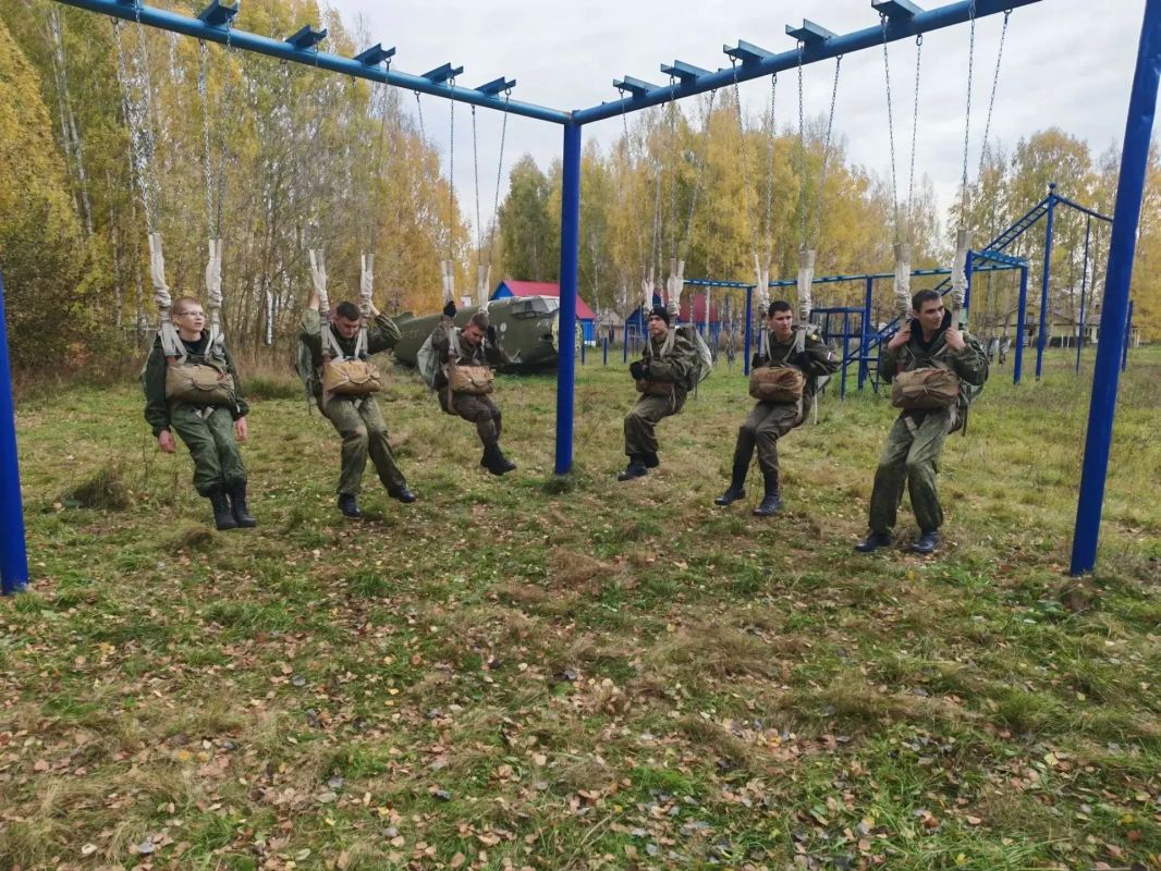 Кадеты Татарстана совершенствуют парашютную подготовку в «Куркачах»