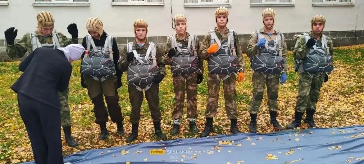 Кадеты Татарстана совершенствуют парашютную подготовку в «Куркачах» Кадеты Татарстана совершенствуют парашютную подготовку в «Куркачах»