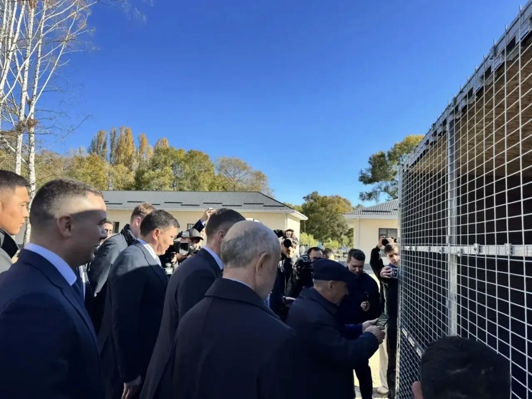 Министр экологии Азат Зиганшин провёл экскурсию для первых гостей центра «Ак-Илбирс» Министр экологии Азат Зиганшин провёл экскурсию для первых гостей центра «Ак-Илбирс»