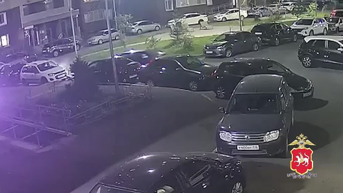 В Казани 18летний водитель совершил наезд на припаркованный автомобиль и покинул место ДТП