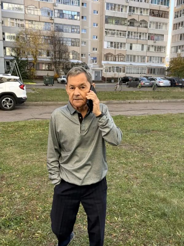 В Нижнекамске старший по дому №9В по проспекту Химиков Анвар Хайруллин смастерил для своих соседей скамейки под навесом у подъезда В Нижнекамске старший по дому №9В по проспекту Химиков Анвар Хайруллин смастерил для своих соседей скамейки под навесом у подъезда