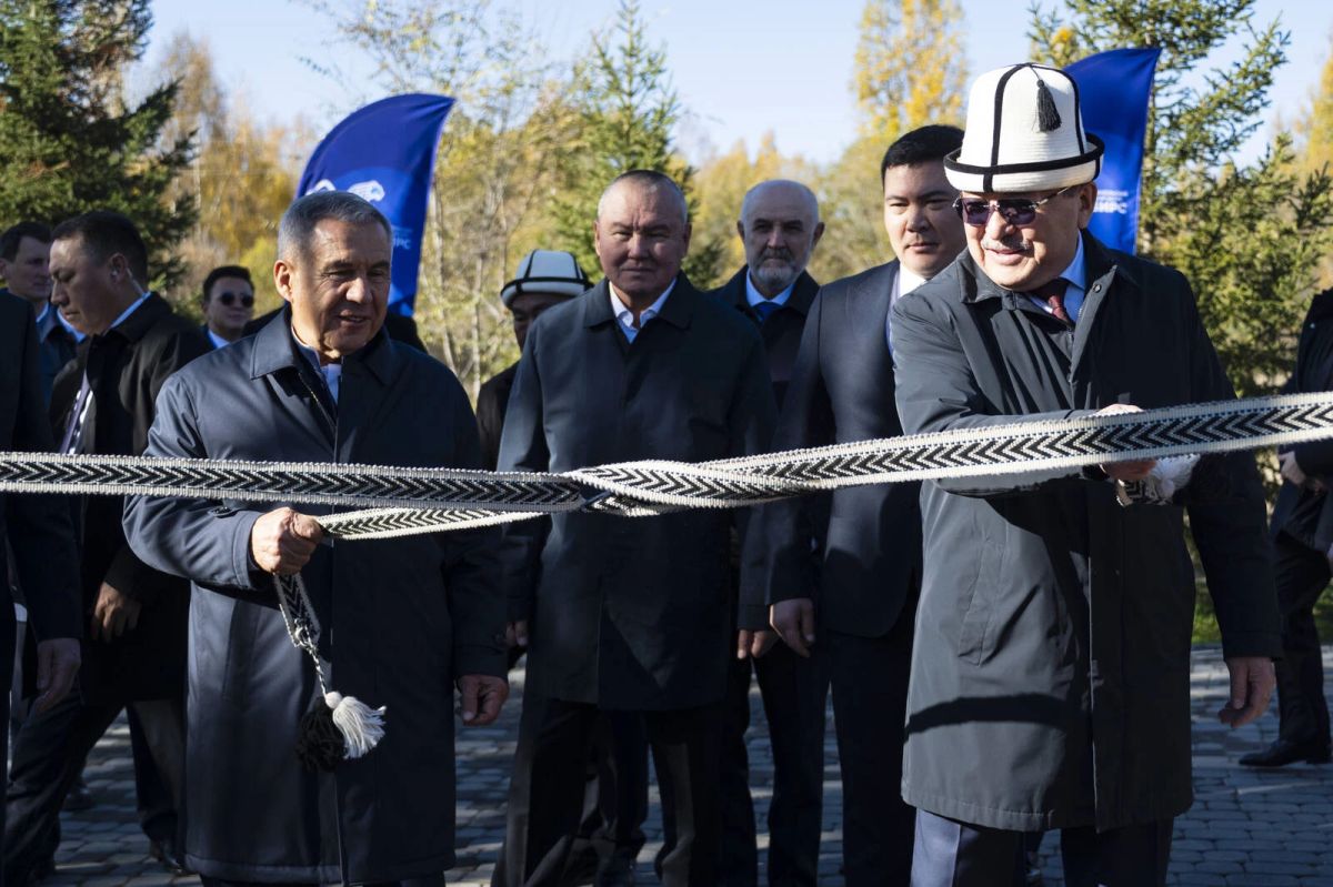 Рустам Минниханов: Крылатый барс - знак благородства и силы, восходящий ещё к традициям волжских булгар - украшает герб Республики Татарстан Рустам Минниханов: Крылатый барс - знак благородства и силы, восходящий ещё к традициям волжских булгар - украшает герб Республики Татарстан