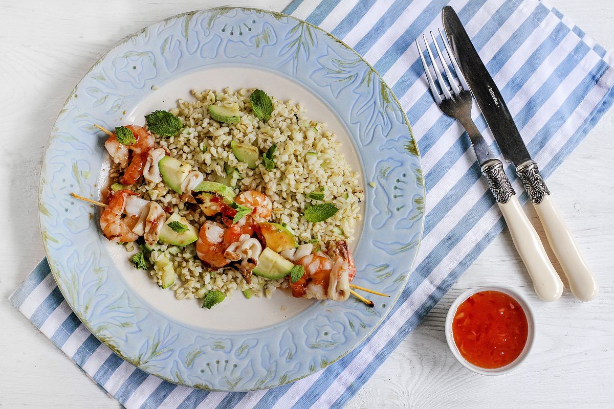 Летний шашлык из морепродуктов: вкусное сочетание с булгуром и свежими травами