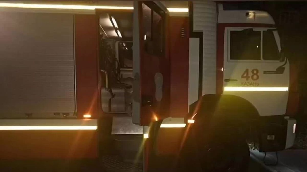 Пожилую пару спасли на пожаре в пятиэтажке в Казани