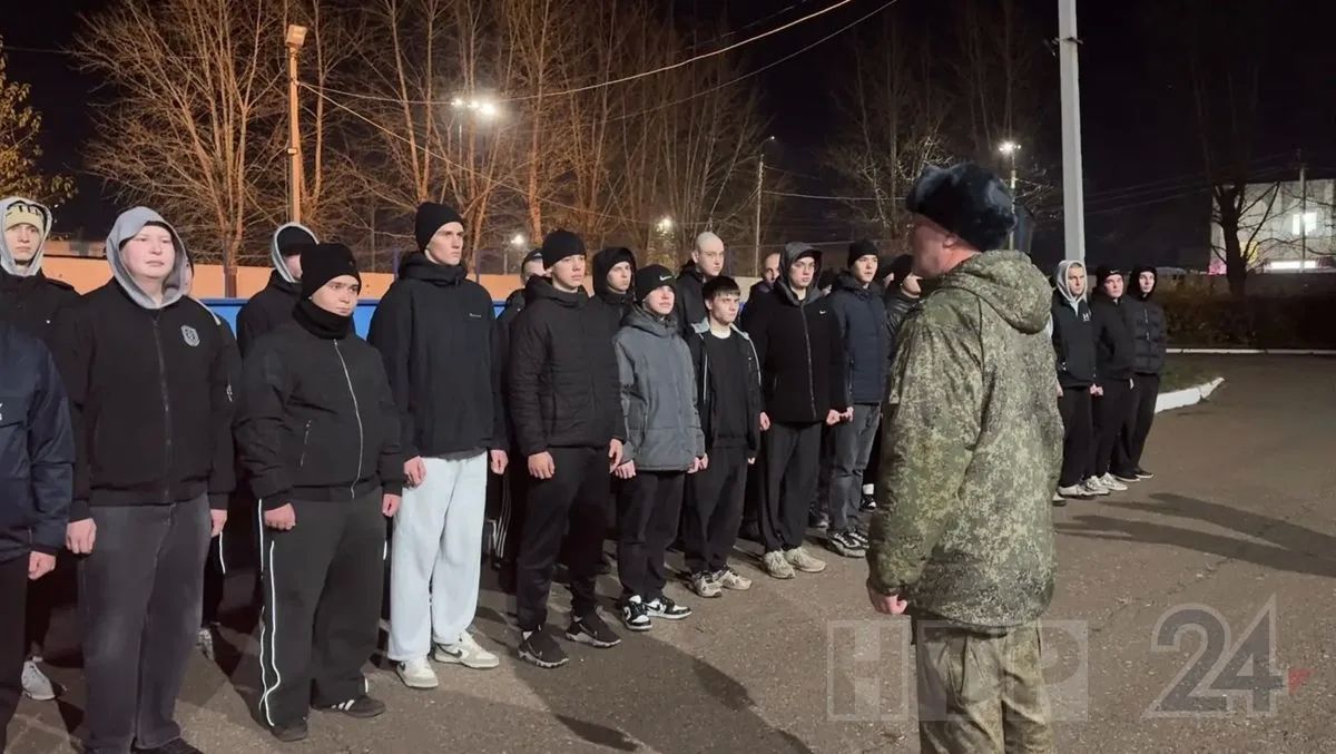 42 призывника из Нижнекамска сегодня отправились в армию 42 призывника из Нижнекамска сегодня отправились в армию