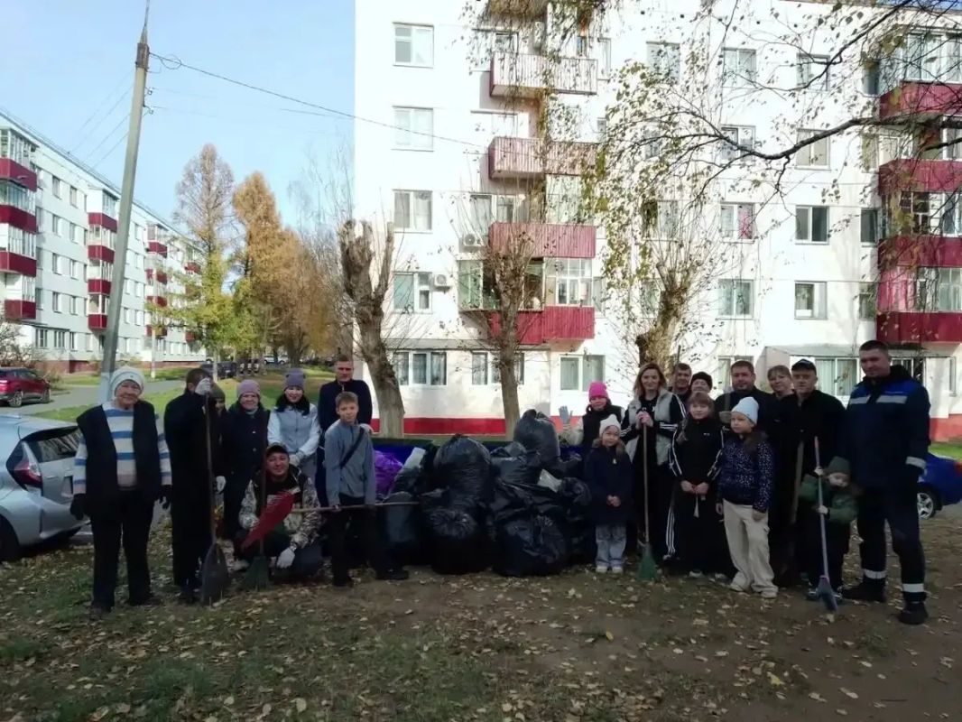 Более 30 жителей дома №1А по улице Гагарина вышли на субботник, чтобы привести в порядок свой двор Более 30 жителей дома №1А по улице Гагарина вышли на субботник, чтобы привести в порядок свой двор