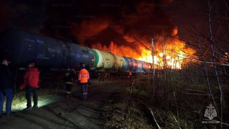 В Свердловской области с рельсов сошли 20 вагонов грузового поезда, 7 цистерн загорелись