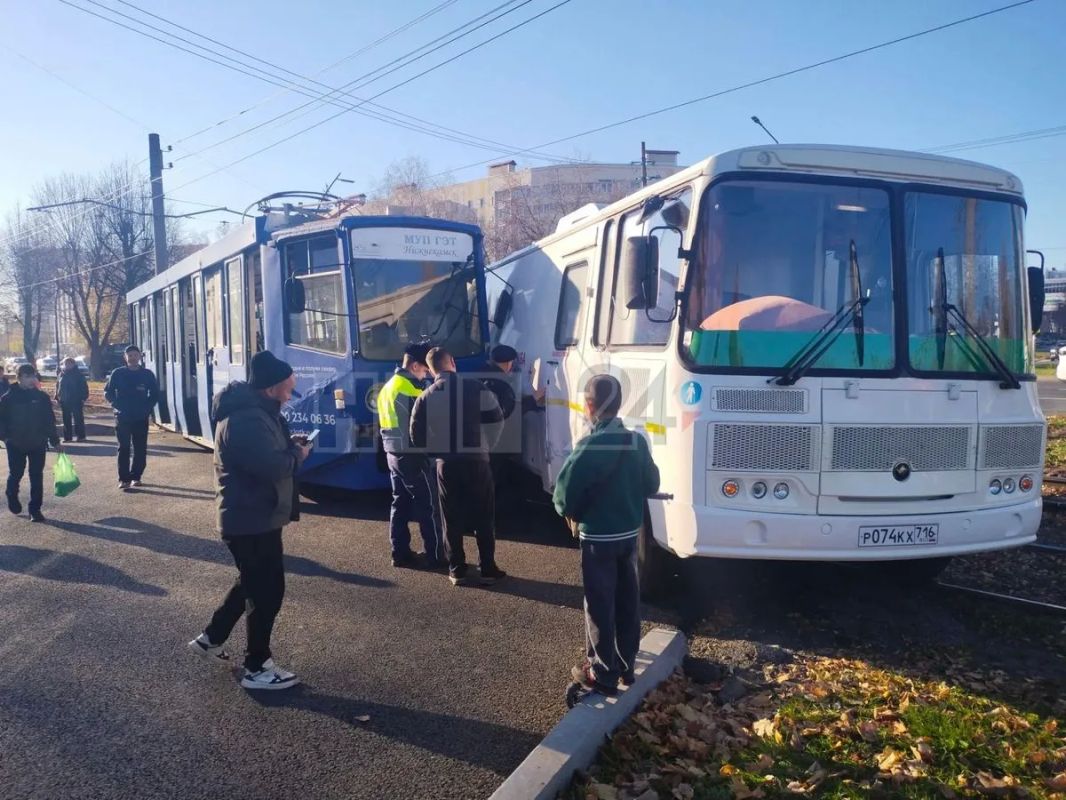 По словам водителя автобуса, при повороте он не увидел трамвай По словам водителя автобуса, при повороте он не увидел трамвай
