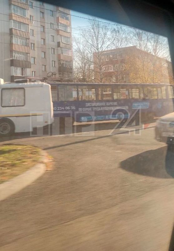 Из-за ДТП на путях парализовано движение трамваев Из-за ДТП на путях парализовано движение трамваев