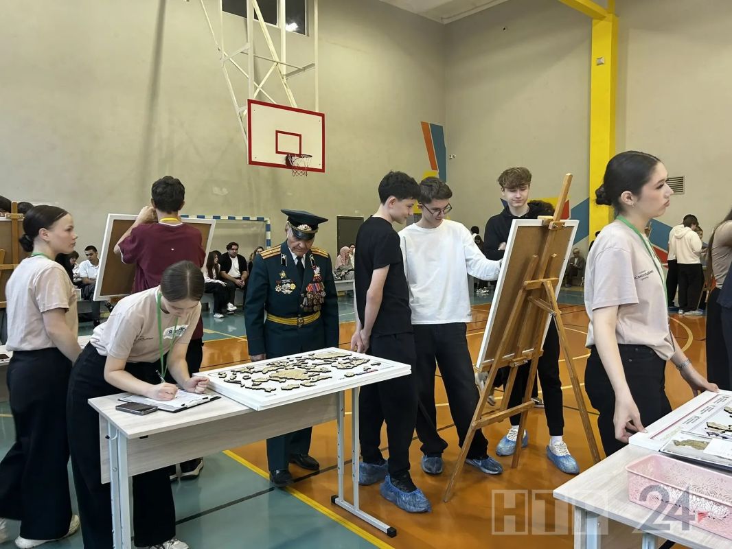 В Нижнекамском политехническом колледже проходит республиканский конкурс по скоростной сборке спилс-карт В Нижнекамском политехническом колледже проходит республиканский конкурс по скоростной сборке спилс-карт