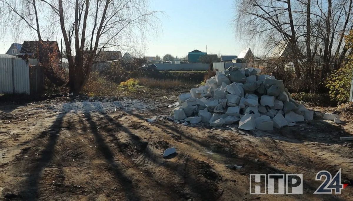 В СНТ «Спутник» садоводы пожаловались на то, что на берегу пересохшего пруда кто-то вывалил строительный мусор
