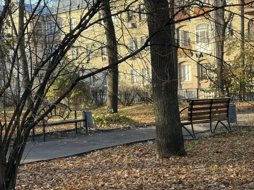 Тихая осень в сквере Белинского в Авиастроительном районе Тихая осень в сквере Белинского в Авиастроительном районе
