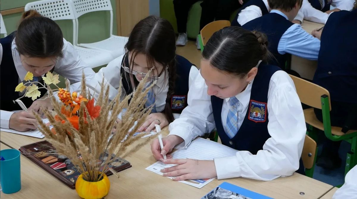 Поговорили о будущем, прочитали стихи, вспомнили погибших героев и внесли свою лепту в отправку гуманитарной помощи — в детской библиотеке «Апуш» состоялся урок мужества для учеников школы №33 Поговорили о будущем, прочитали стихи, вспомнили погибших героев и внесли свою лепту в отправку гуманитарной помощи — в детской библиотеке «Апуш» состоялся урок мужества для учеников школы №33