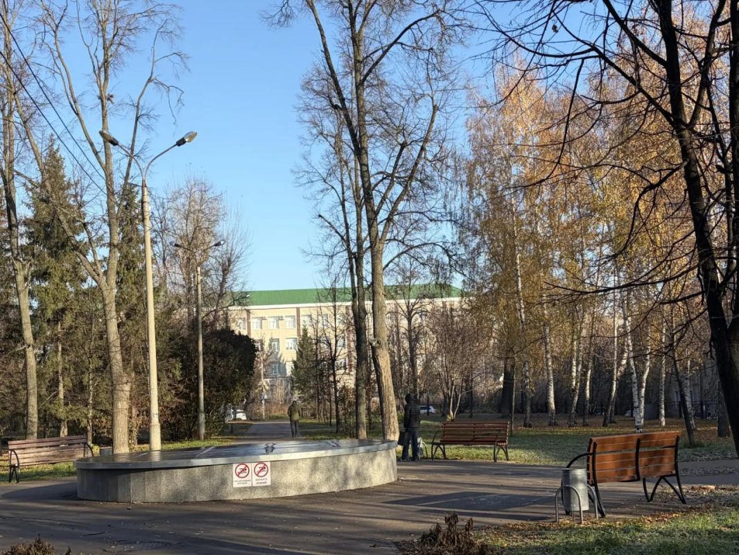 Тихая осень в сквере Белинского в Авиастроительном районе Тихая осень в сквере Белинского в Авиастроительном районе