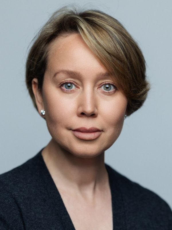 Экс-чиновница из Казани Ляйсан Мишарина стала новым директором МХТ им. Чехова. С 28 октября она сменила Руслана Кулухова, освобожденного от должности