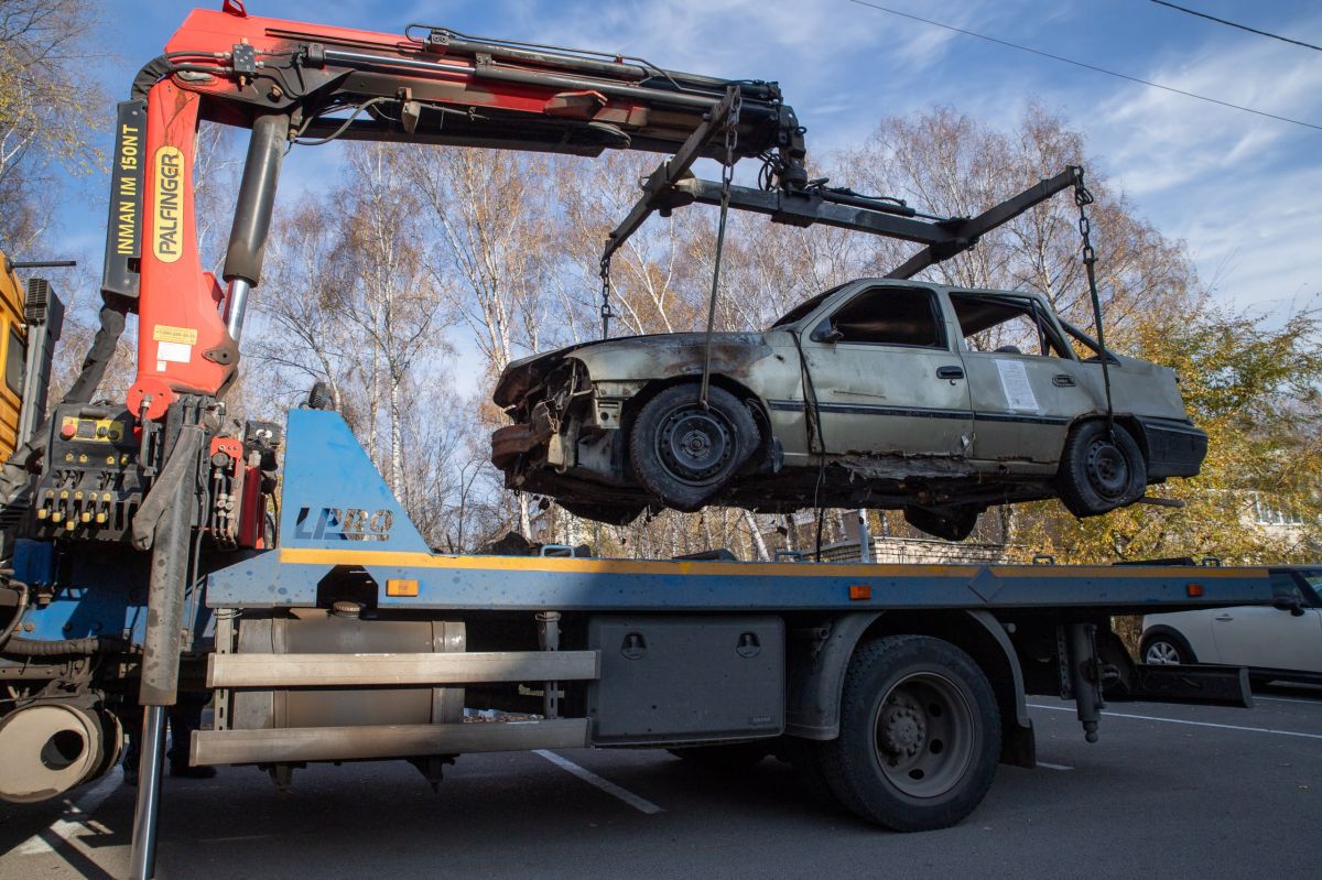 Брошенные автомобили отправляются в свой последний круиз Брошенные автомобили отправляются в свой последний круиз
