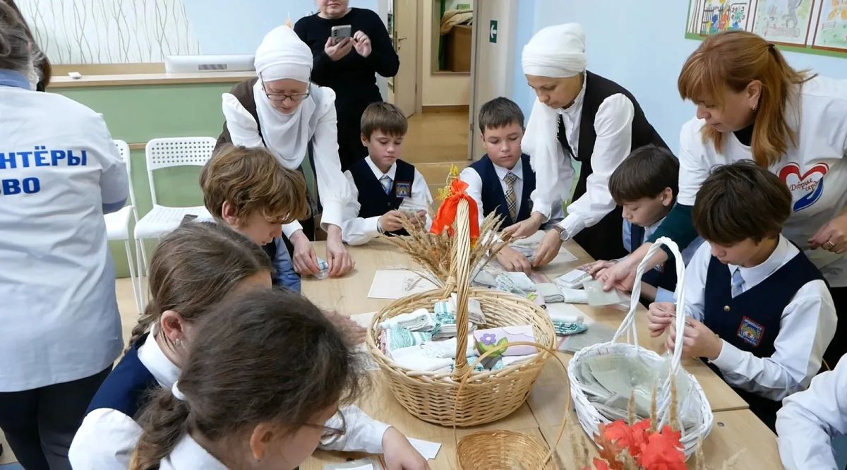 Поговорили о будущем, прочитали стихи, вспомнили погибших героев и внесли свою лепту в отправку гуманитарной помощи — в детской библиотеке «Апуш» состоялся урок мужества для учеников школы №33 Поговорили о будущем, прочитали стихи, вспомнили погибших героев и внесли свою лепту в отправку гуманитарной помощи — в детской библиотеке «Апуш» состоялся урок мужества для учеников школы №33