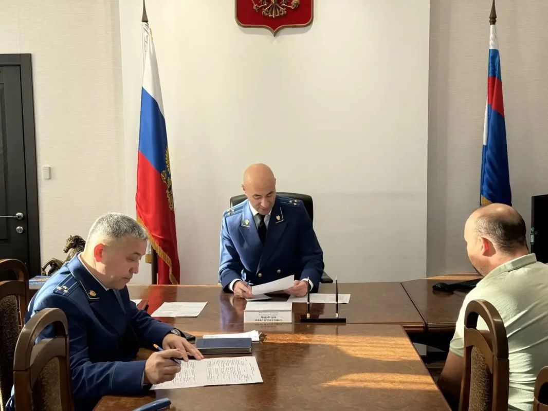 Заместитель прокурора Татарстана Зафар Махмудов провел личный прием граждан в Высокой Горе Заместитель прокурора Татарстана Зафар Махмудов провел личный прием граждан в Высокой Горе