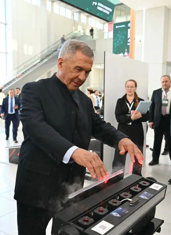 Рустам Минниханов: Приняли участие в открытии международного форума Kazan Digital Week - 2026, осмотрели выставку Рустам Минниханов: Приняли участие в открытии международного форума Kazan Digital Week - 2026, осмотрели выставку