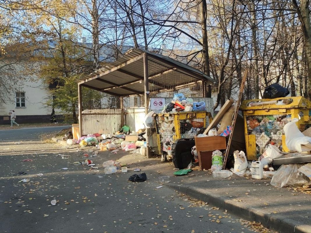 Татарстанцы жалуются на мусорные завалы во дворах Татарстанцы жалуются на мусорные завалы во дворах