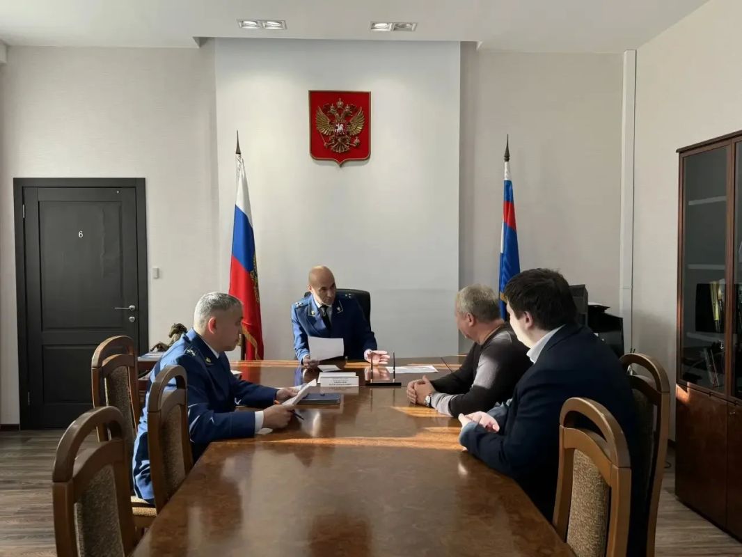 Заместитель прокурора Татарстана Зафар Махмудов провел личный прием граждан в Высокой Горе Заместитель прокурора Татарстана Зафар Махмудов провел личный прием граждан в Высокой Горе