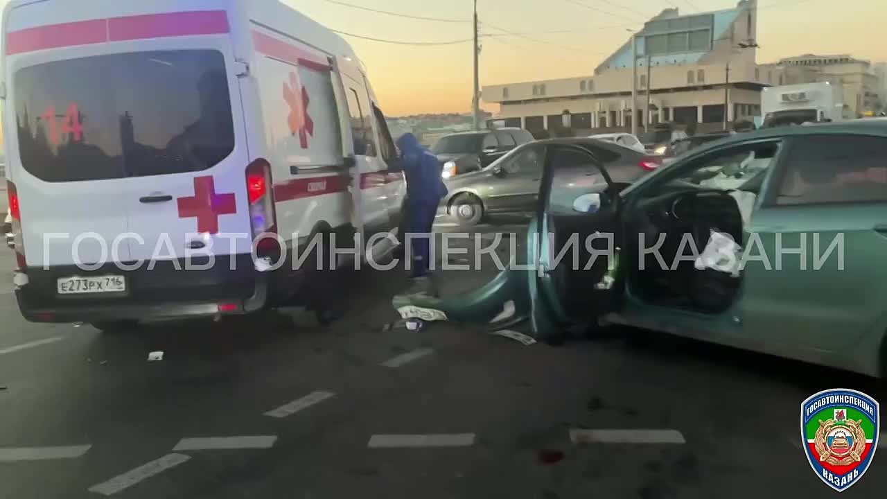 Появилось видео момента ДТП в центре Казани, в котором пострадали два человека