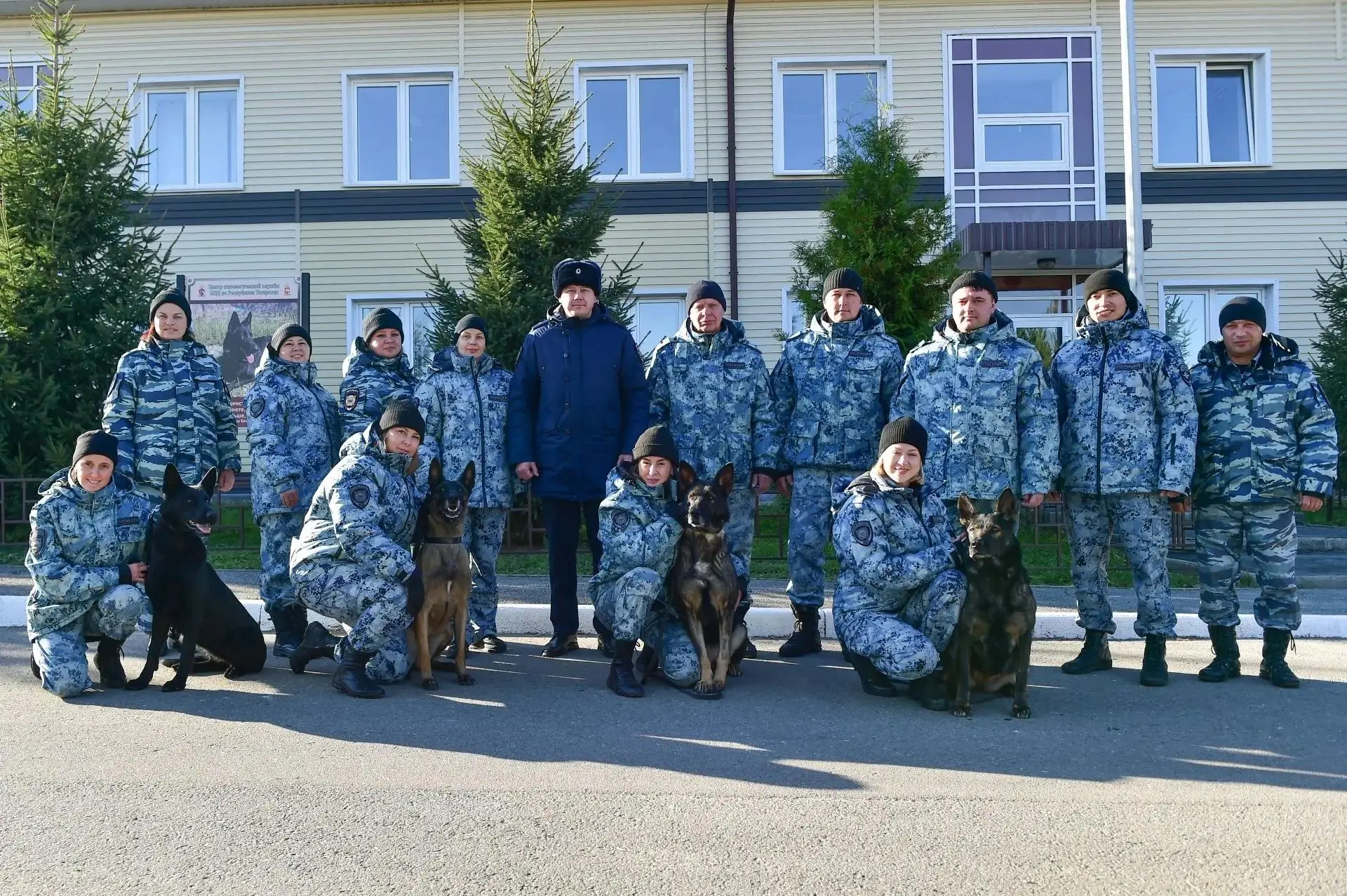 Сотрудники Центра кинологической службы МВД по Республике Татарстан присоединились к флешмобу #ОдноЦелое, приуроченному ко Дню народного единства