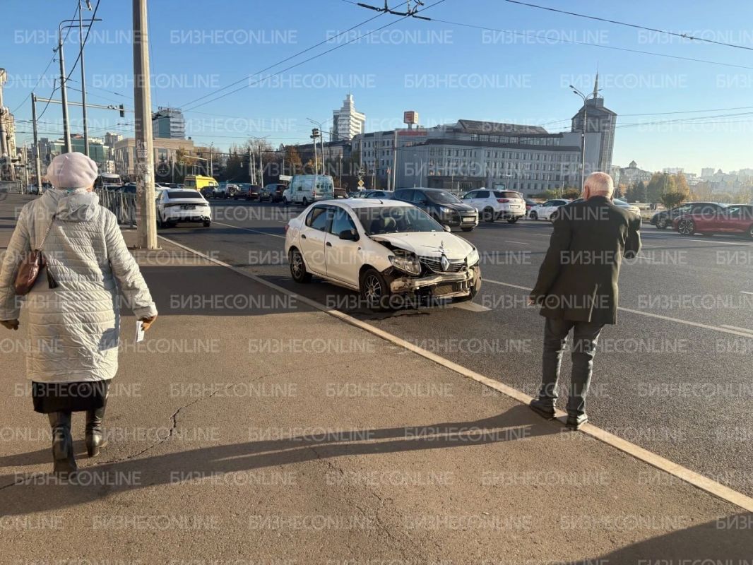 Появилось видео момента ДТП в центре Казани, в котором пострадали два человека Появилось видео момента ДТП в центре Казани, в котором пострадали два человека