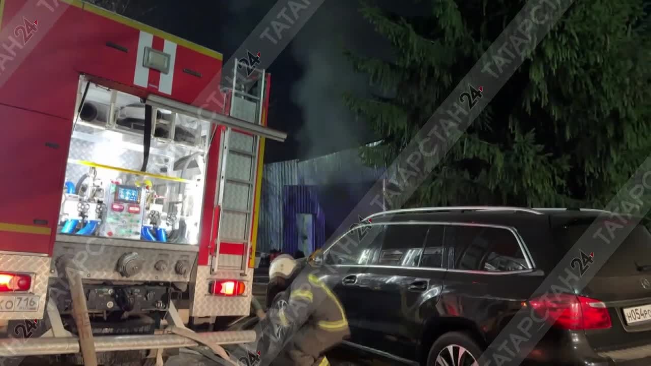 Три пожарные машины приехали на тушение гаража в Казани