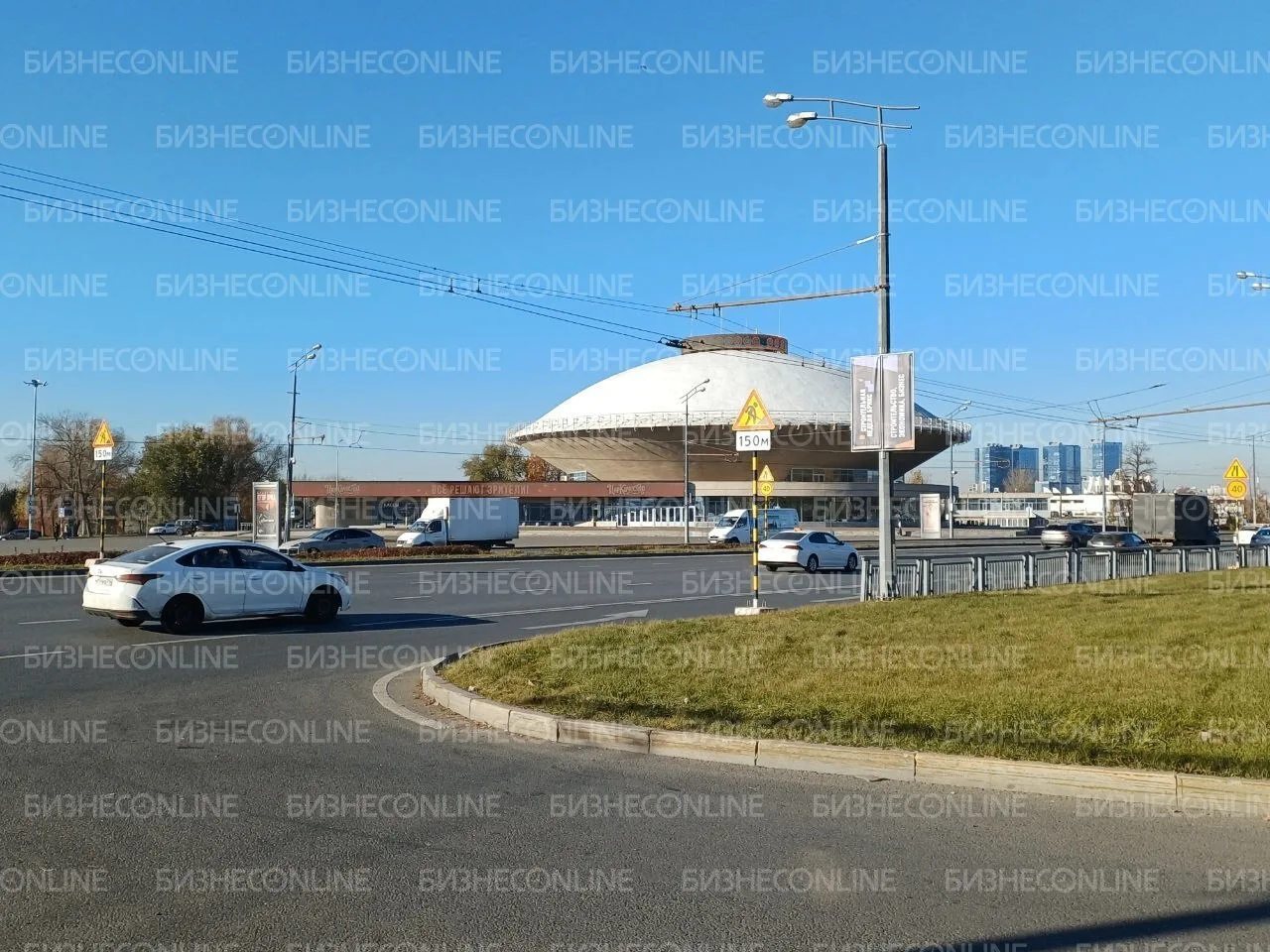 На Кремлевской дамбе в Казани из-за дорожных работ для проезда оставят две полосы