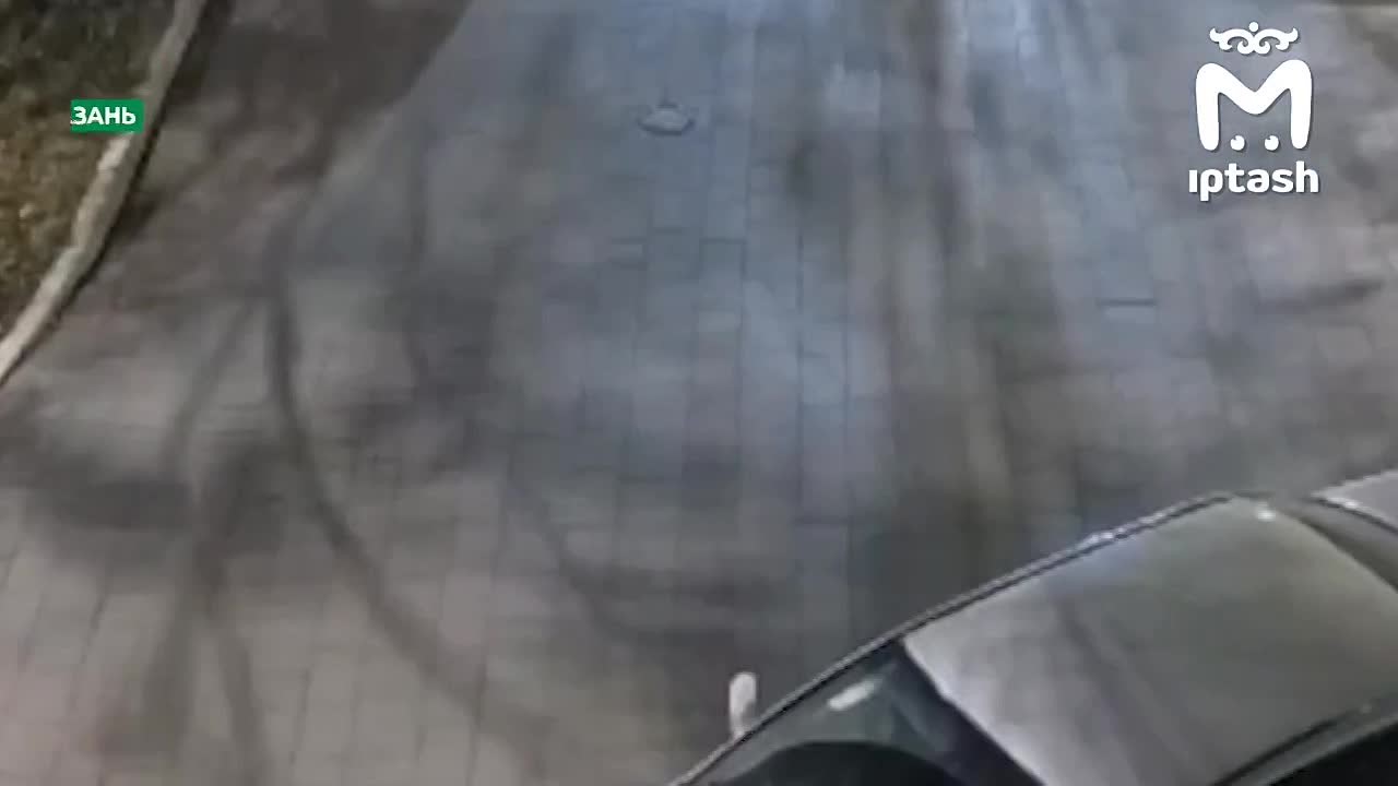На улице Карбышева в Казани автовандалы устроили погром припаркованных машин