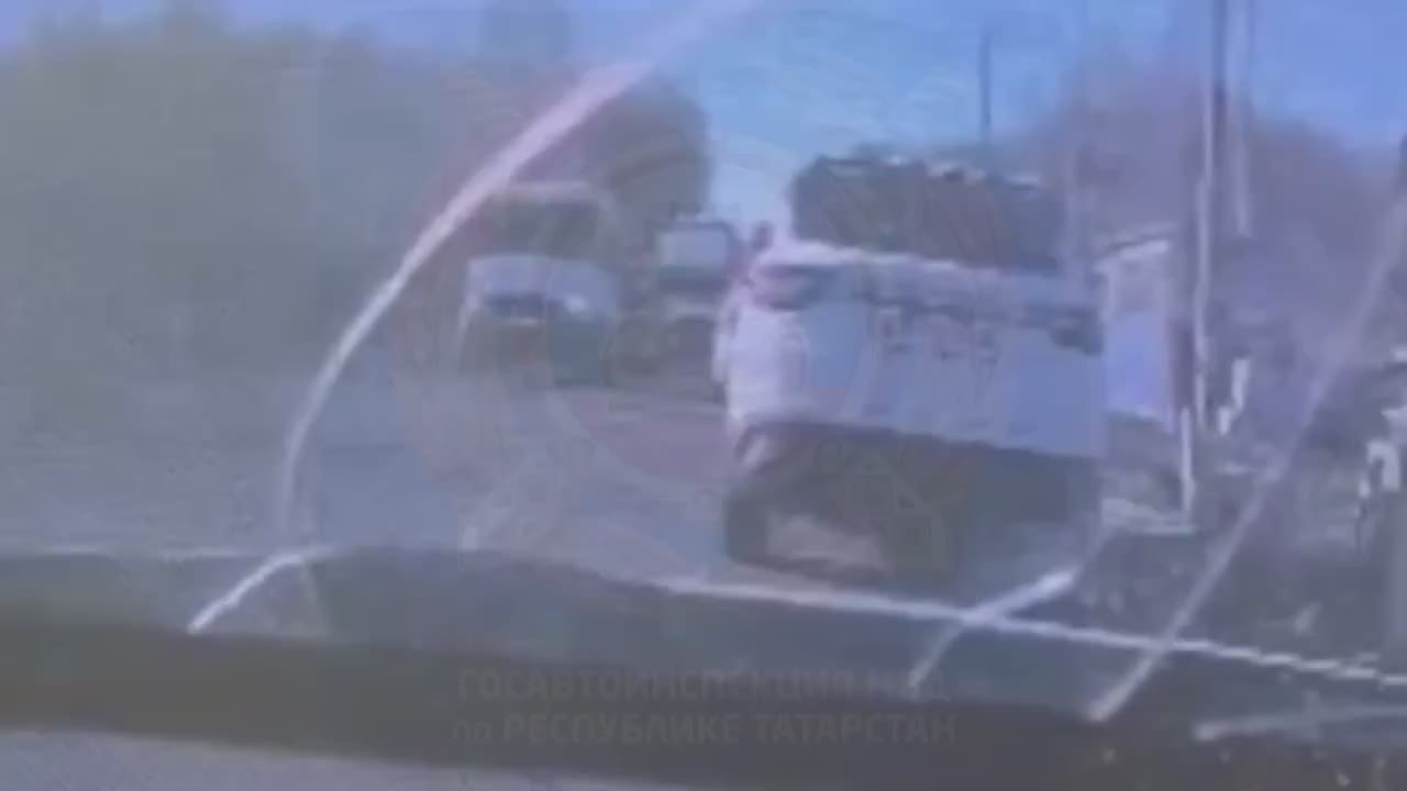 Фургон разбросал по обочинам пять легковушек в Татарстане